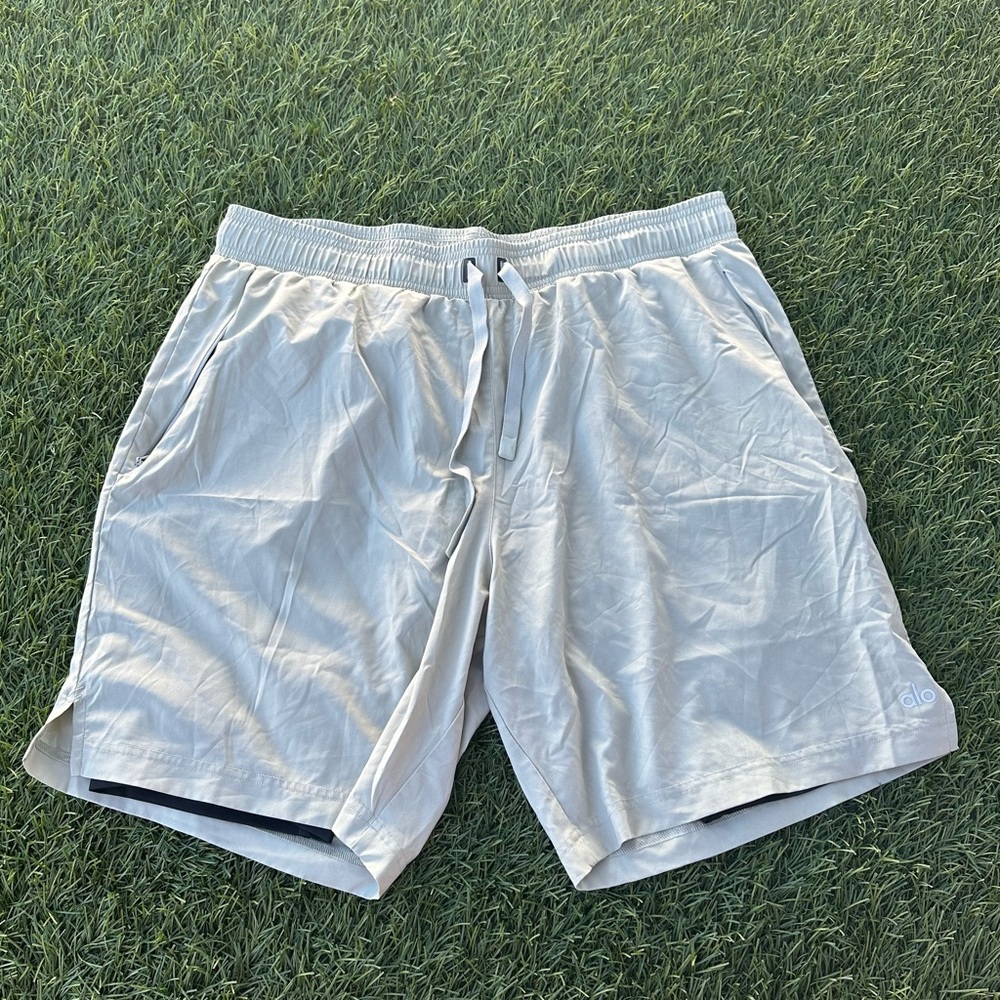 ALO Yoga Men’s Unity 2-in-1 Short: white / gray gym shorts